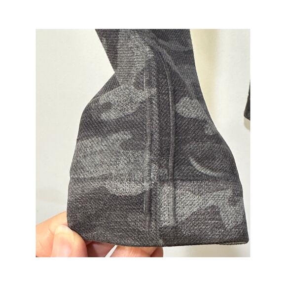 SPANX Look At Me Now Seamless Shapewear Gray Camo Cropped Leggings EUC - Picture 6 of 10